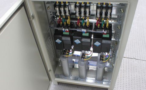 如何快速識別電容器組中有故障的低壓電容器？